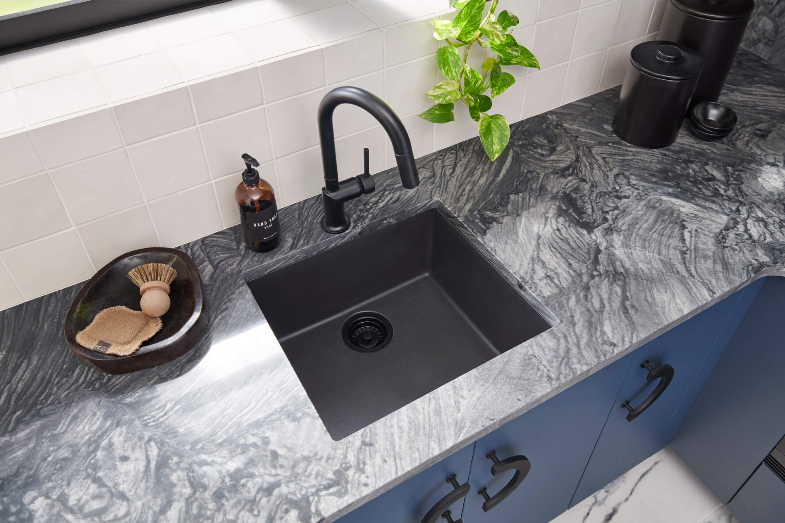 Ruvati epiGranite — Tarja de Bar / Prep de 17 x 17 pulg en Granito Compuesto — Negro Medianoche — 3