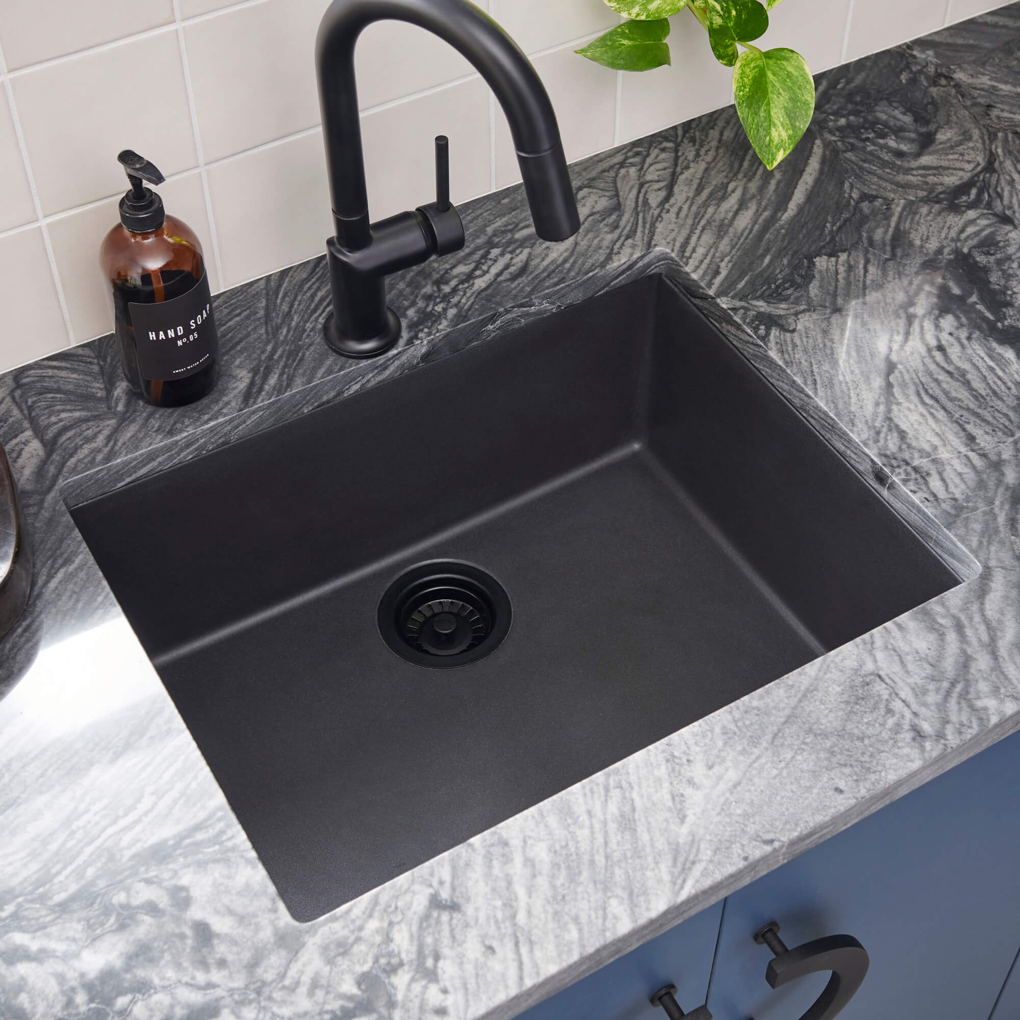 Ruvati epiGranite — Tarja de Bar / Prep de 21 x 17 pulg en Granito Compuesto — Negro Medianoche