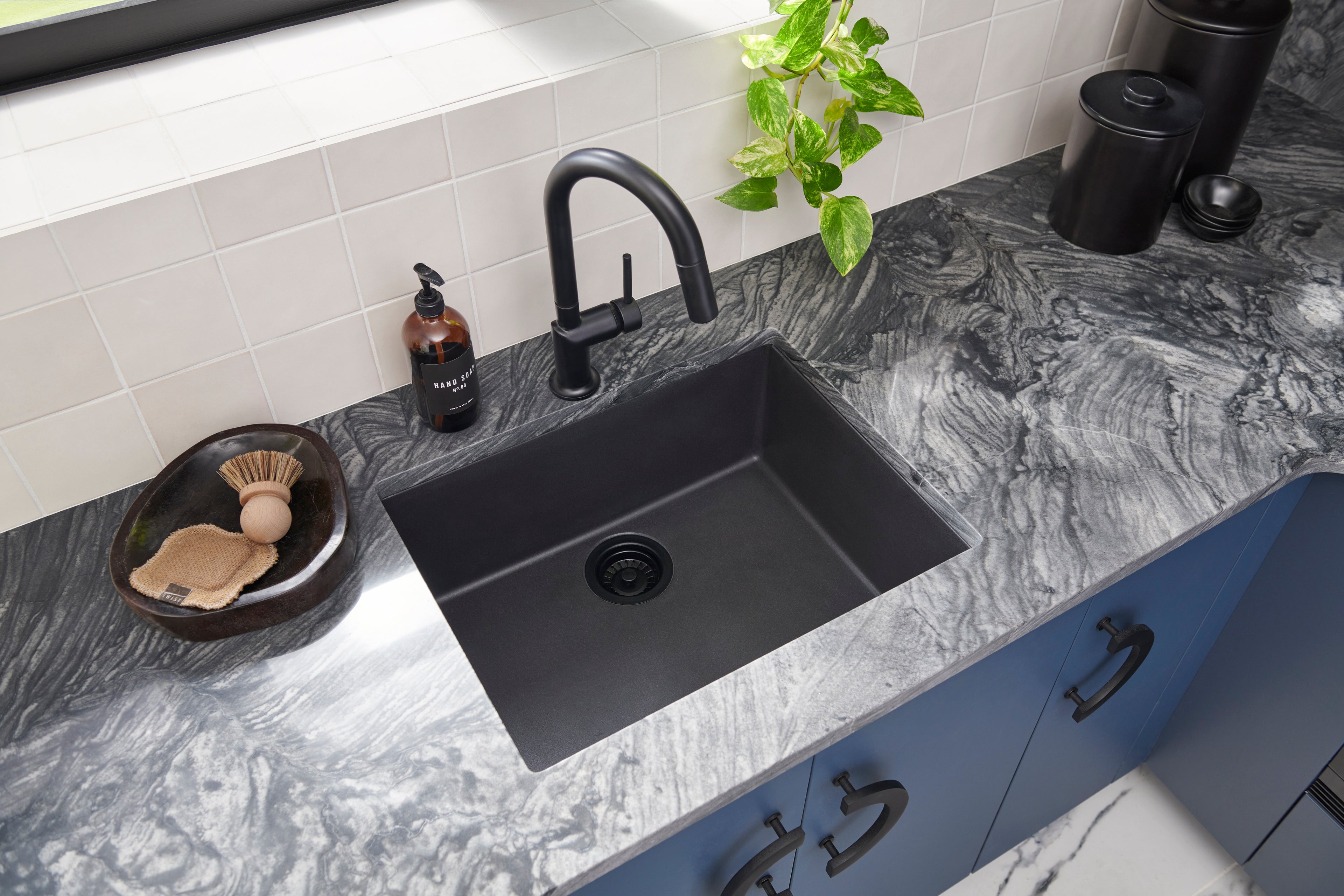 Ruvati epiGranite — Tarja de Cocina de 23 x 17 pulg en Granito Compuesto — Negro Medianoche — 4