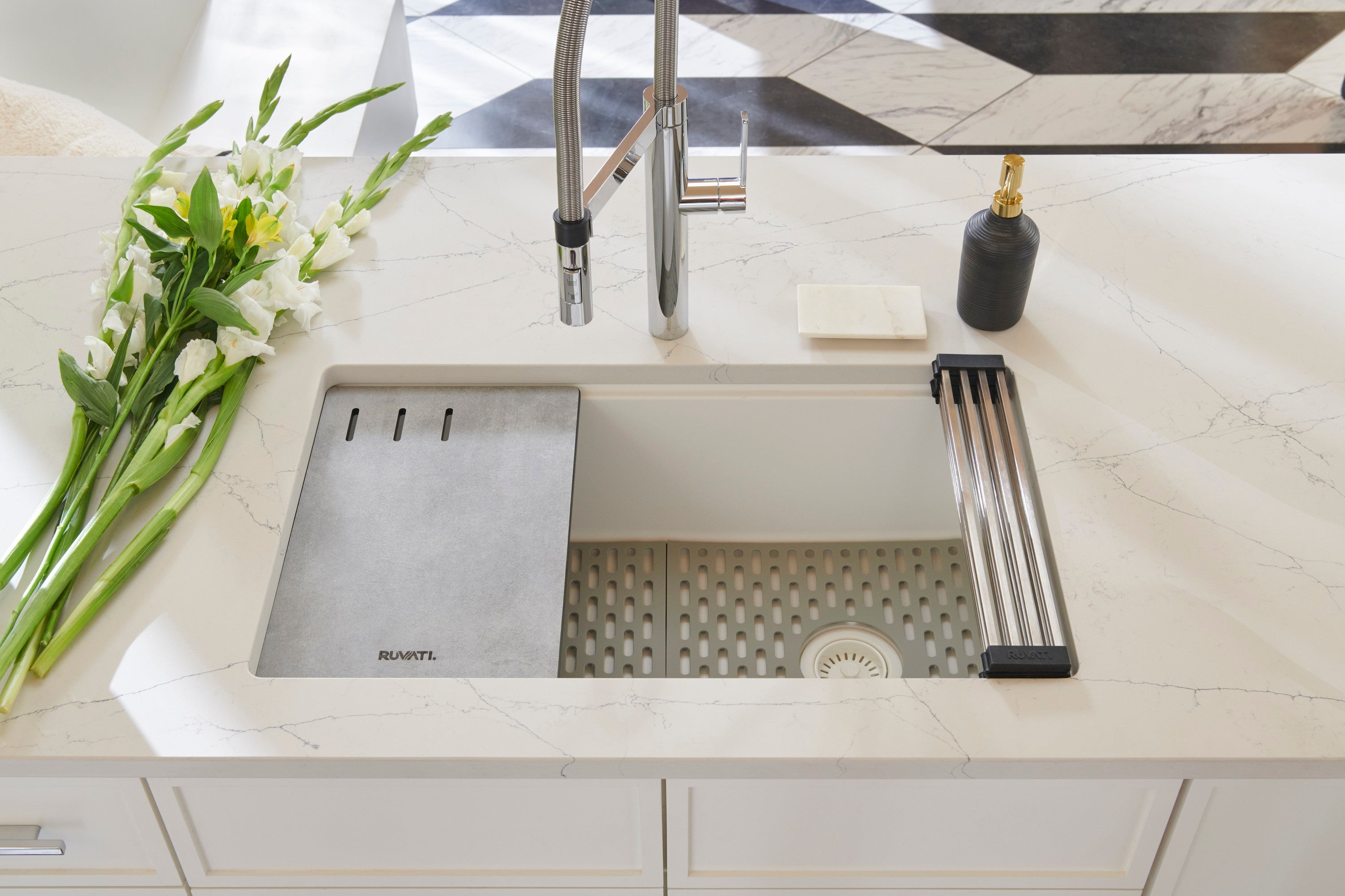 Ruvati epiStage — Tarja Workstation de Cocina en Granito Compuesto — Blanco Ártico — 4