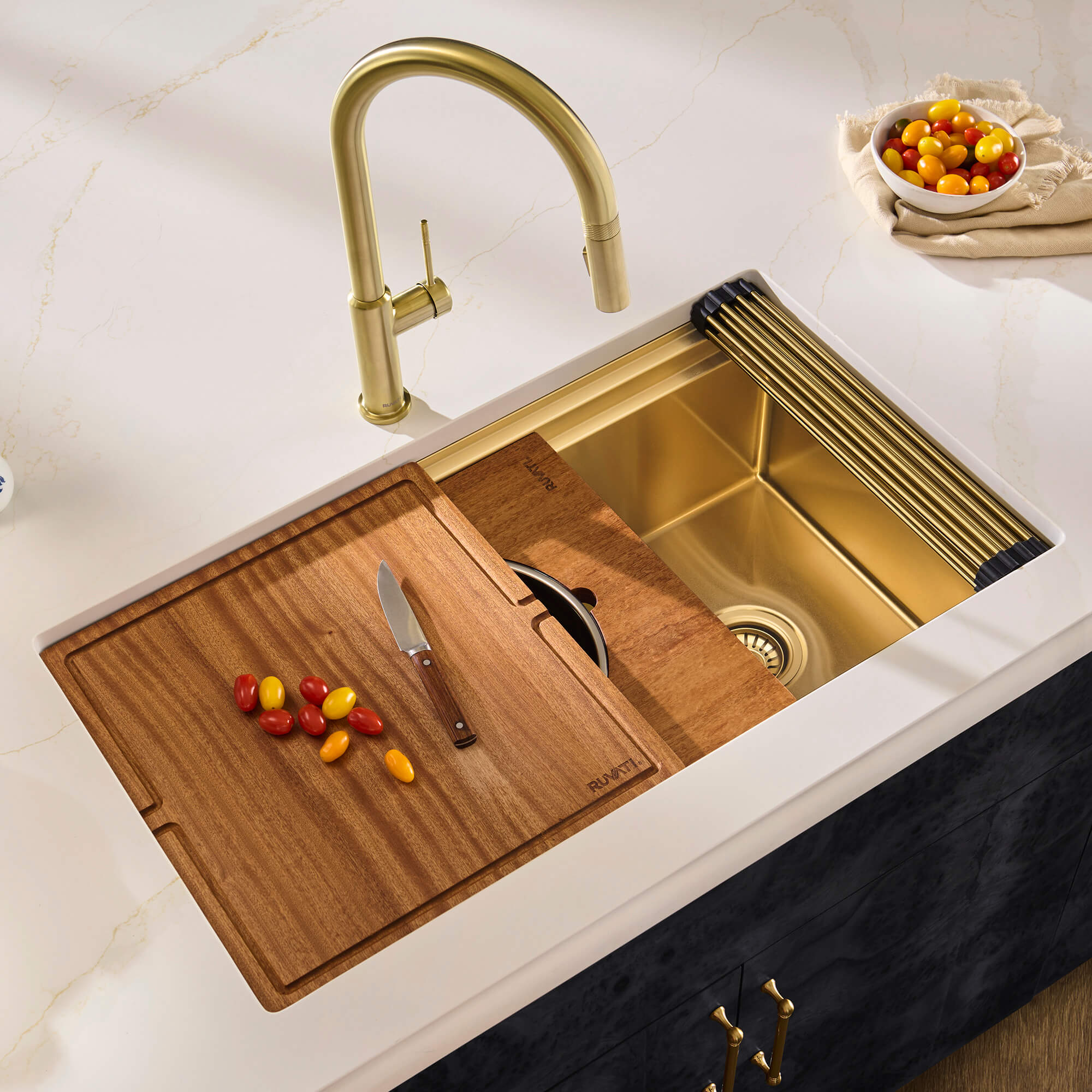 Ruvati Dual-Tier Pro — Tarja Workstation de Cocina en Acero Inoxidable — Oro Mate