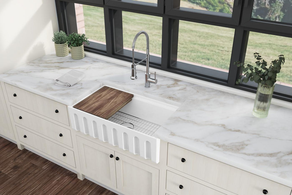 Elkay Tarja Fireclay 33" x 18-13/16" x 9-5/8" de Un Tazón Farmhouse Workstation (Kit) Blanco — ambiente de cocina