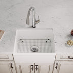 Elkay Tarja Fireclay 24-7/16" x 19-11/16" x 9-1/8" de Un Tazón Farmhouse (Kit) con Llave Filtrada Blanco — ambiente de cocina