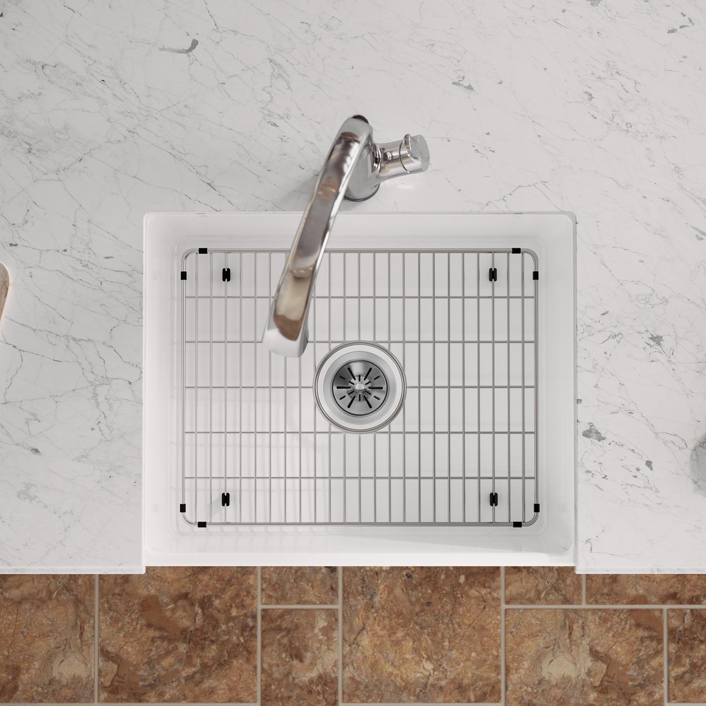 Elkay Tarja Fireclay 24-7/16" x 19-11/16" x 9-1/8" de Un Tazón Farmhouse (Kit) con Llave Filtrada Blanco — ambiente de cocina