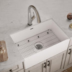 Elkay Tarja Fireclay 30" x 19-15/16" x 9-1/8" de Un Tazón Farmhouse (Kit) con Llave Filtrada — ambiente de cocina
