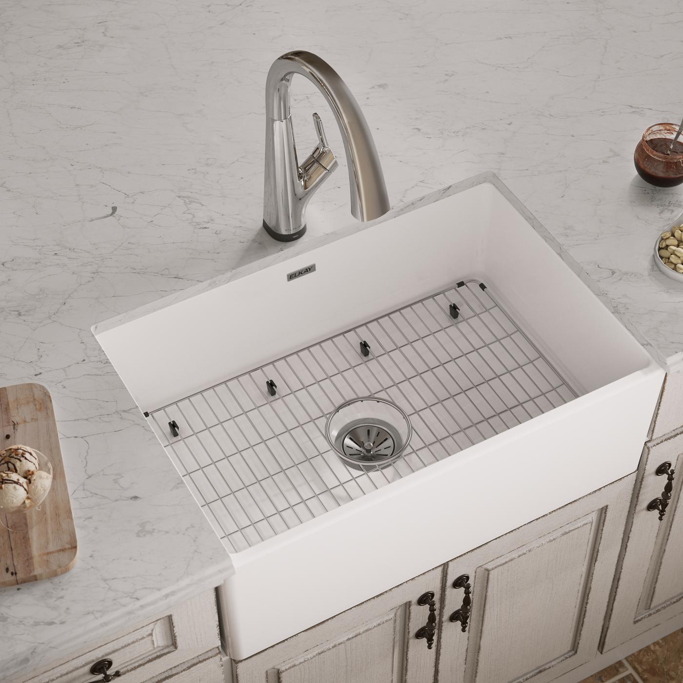 Elkay Tarja Fireclay 30" x 19-15/16" x 9-1/8" de Un Tazón Farmhouse (Kit) con Llave Filtrada — ambiente de cocina