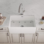 Elkay Tarja Fireclay 30" x 19-15/16" x 9-1/8" de Un Tazón Farmhouse (Kit) con Llave Filtrada — ambiente de cocina