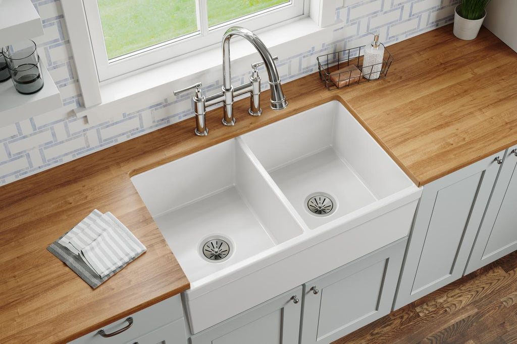 Elkay Tarja Fireclay 33" x 19-15/16" x 9" de Dos Tazones Iguales Farmhouse — ambiente de cocina