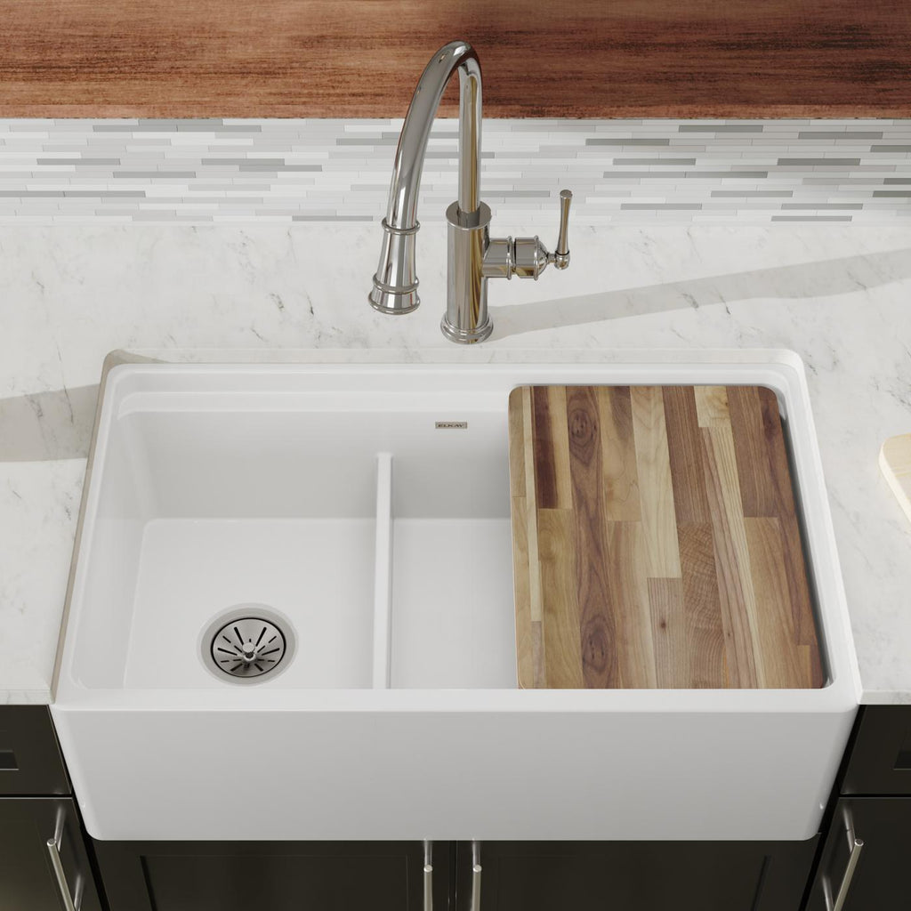 Elkay Tarja Fireclay 33" x 19-15/16" x 9-3/16" 60/40 de Dos Tazones Farmhouse Workstation con Aqua Divide — ambiente de cocina