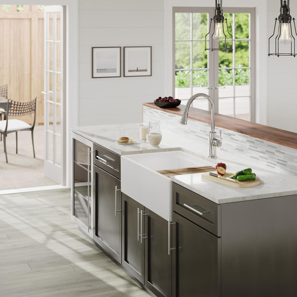 Elkay Tarja Fireclay 33" x 19-15/16" x 9-3/16" 60/40 de Dos Tazones Farmhouse Workstation con Aqua Divide — ambiente de cocina