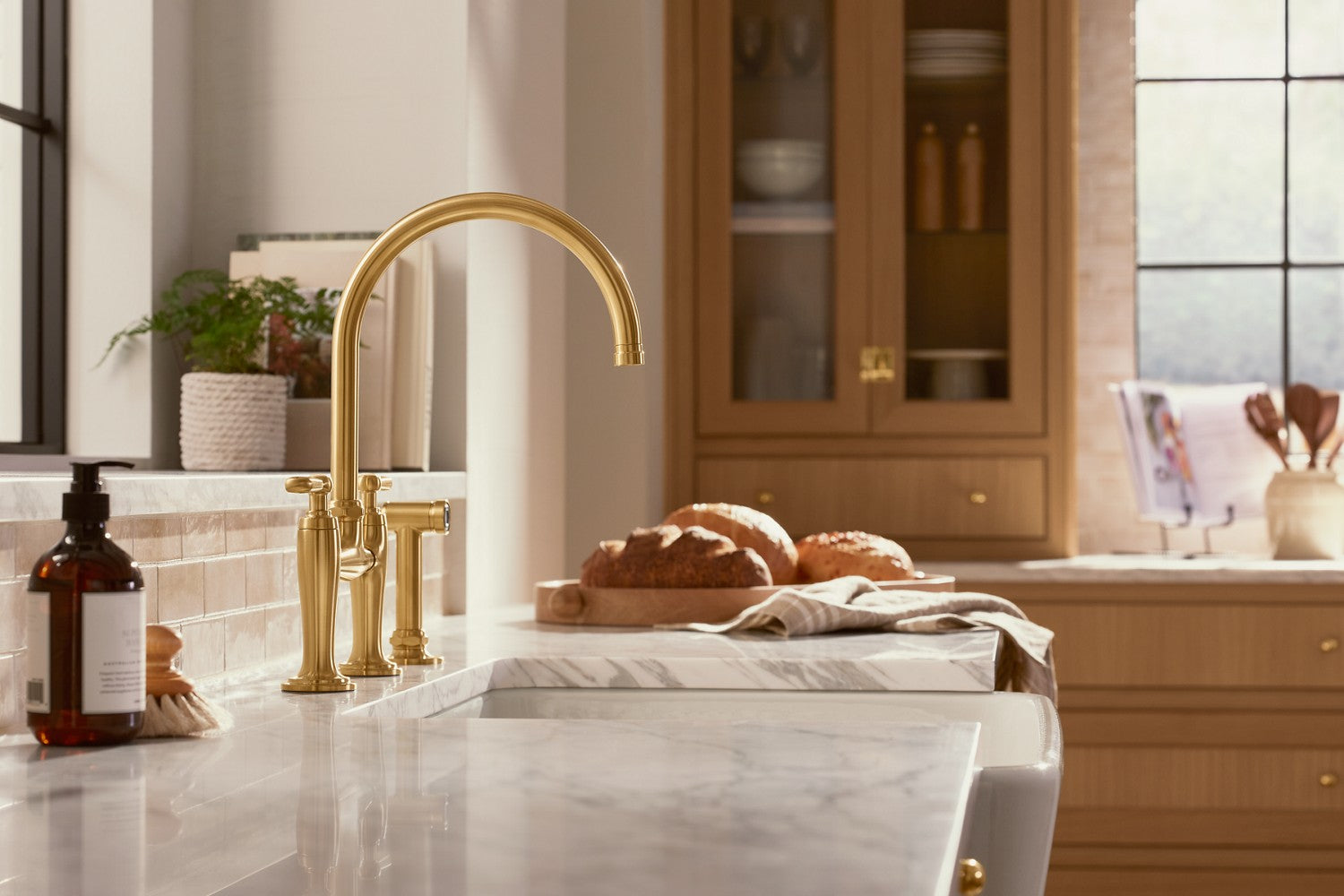 Kohler Edalyn by Studio McGee — Mezcladora de Cocina tipo Puente con Rociador Lateral — Ambientación 2