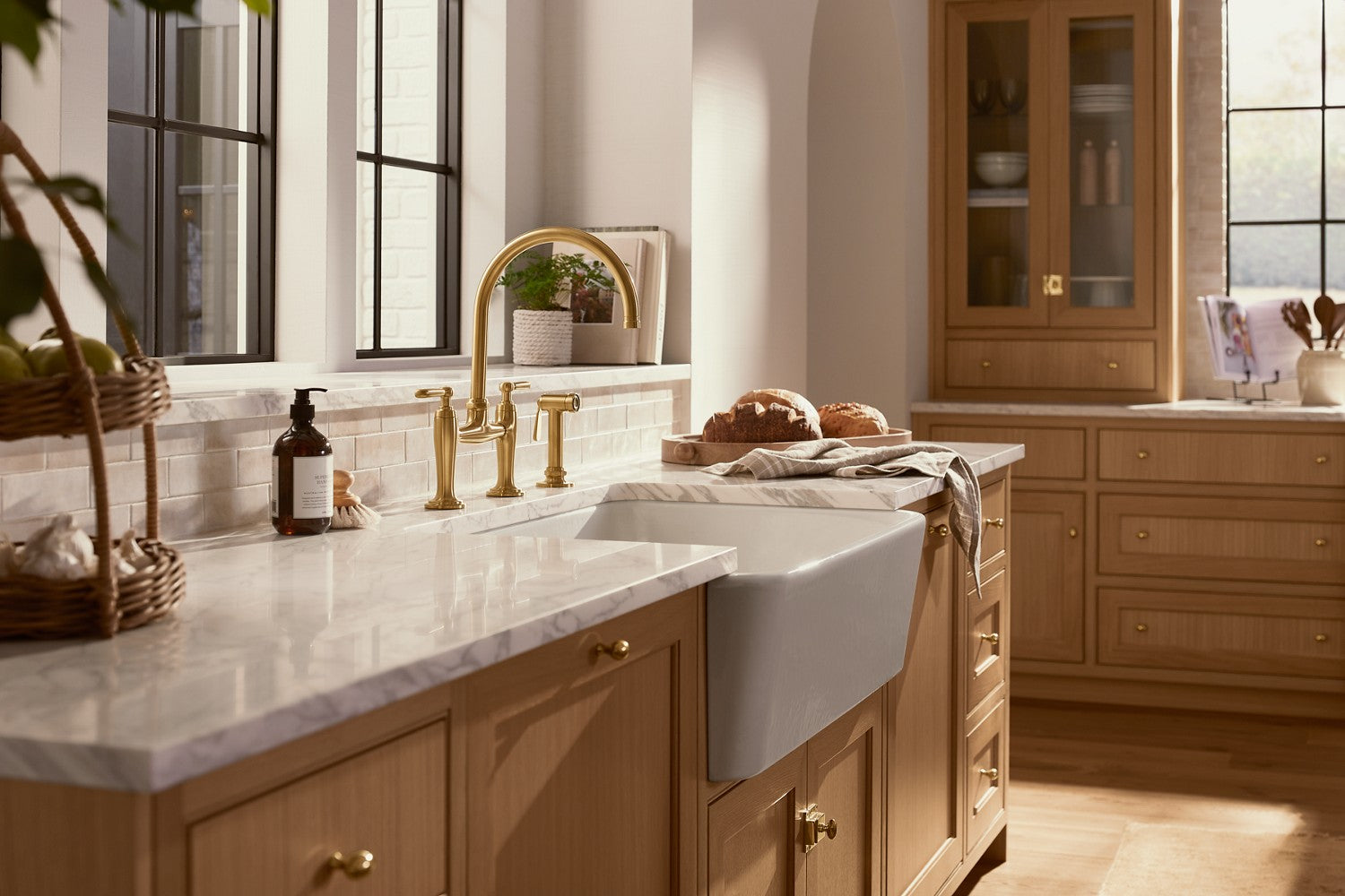 Kohler Edalyn by Studio McGee — Mezcladora de Cocina tipo Puente con Rociador Lateral — Ambientación 4