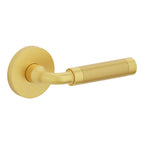 Baldwin Hardware Manija L032 Curved Knurled Gramercy con Roseta 5046 — Latón satinado Lifetime — Paso