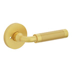 Baldwin Hardware Manija L032 Curved Knurled Gramercy con Roseta 5046 — Latón satinado Lifetime — Privacidad