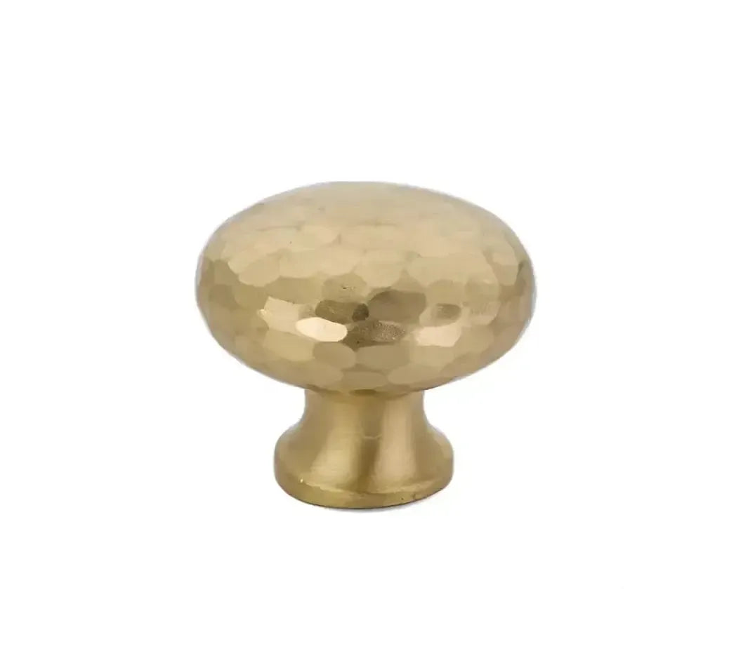 Emtek Perilla Arts Crafts Dimpled Redonda — Latón Satinado
