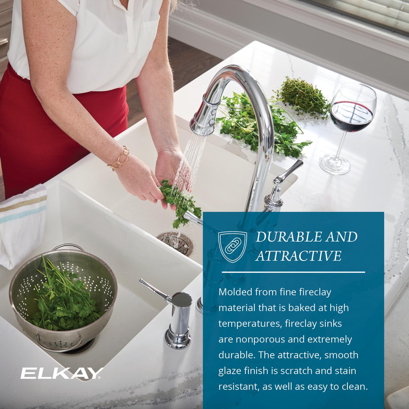 Elkay Tarja Fireclay 33" x 19-15/16" x 9-1/8" de Dos Tazones Farmhouse Workstation (Kit) con Aqua Divide Blanco — ambiente de cocina