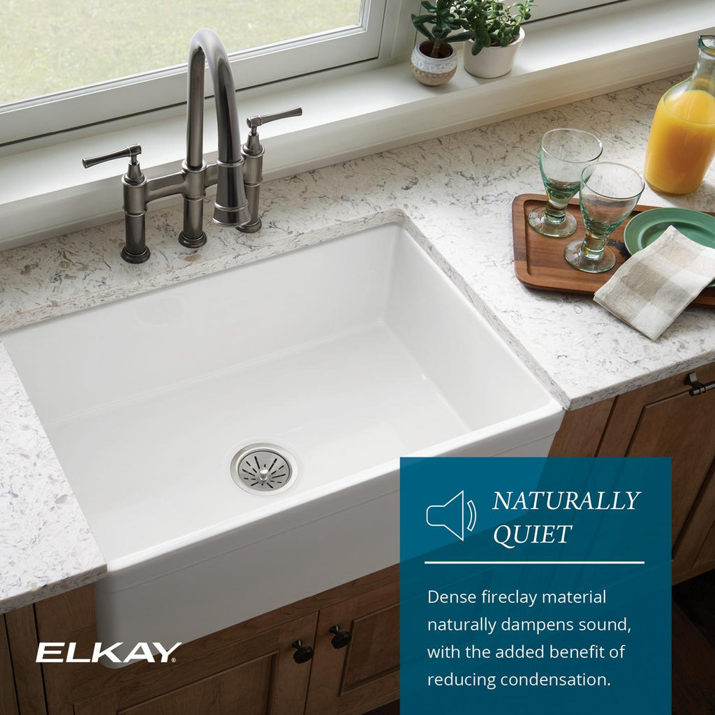 Elkay Tarja Fireclay 33" x 19-15/16" x 9-1/8" de Dos Tazones Farmhouse Workstation (Kit) con Aqua Divide Blanco — ambiente de cocina