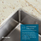 Elkay Tarja Lustertone Iconix® Calibre 16 Acero Inoxidable 31-1/4" x 20-1/2" x 9" de Dos Tazones Bajo Cubierta with Left Perfect Drain® — ambiente de cocina