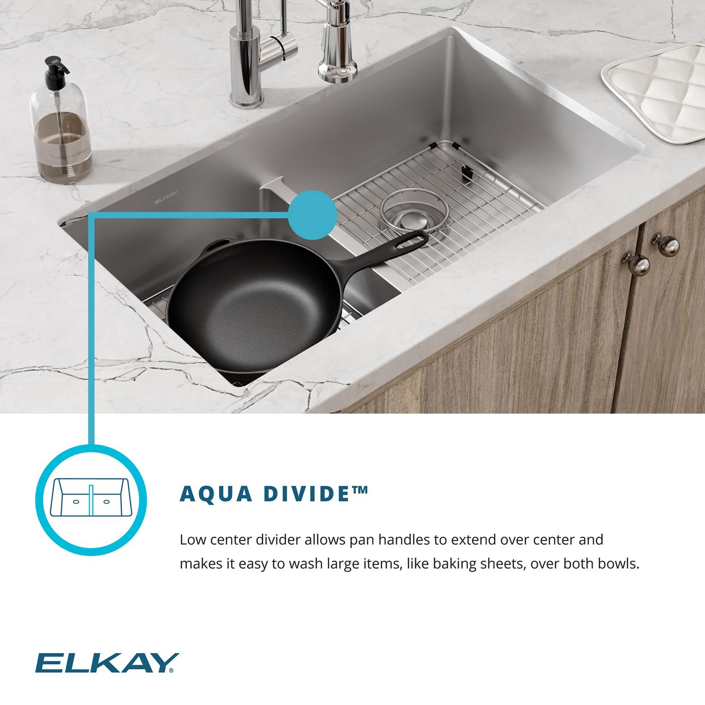 Elkay Tarja Crosstown® Calibre 18 Acero Inoxidable 33" x 22" x 9" 1 Orificio de Dos Tazones Iguales de Doble Montaje (Kit con Aqua Divide) and Faucet — ambiente de cocina