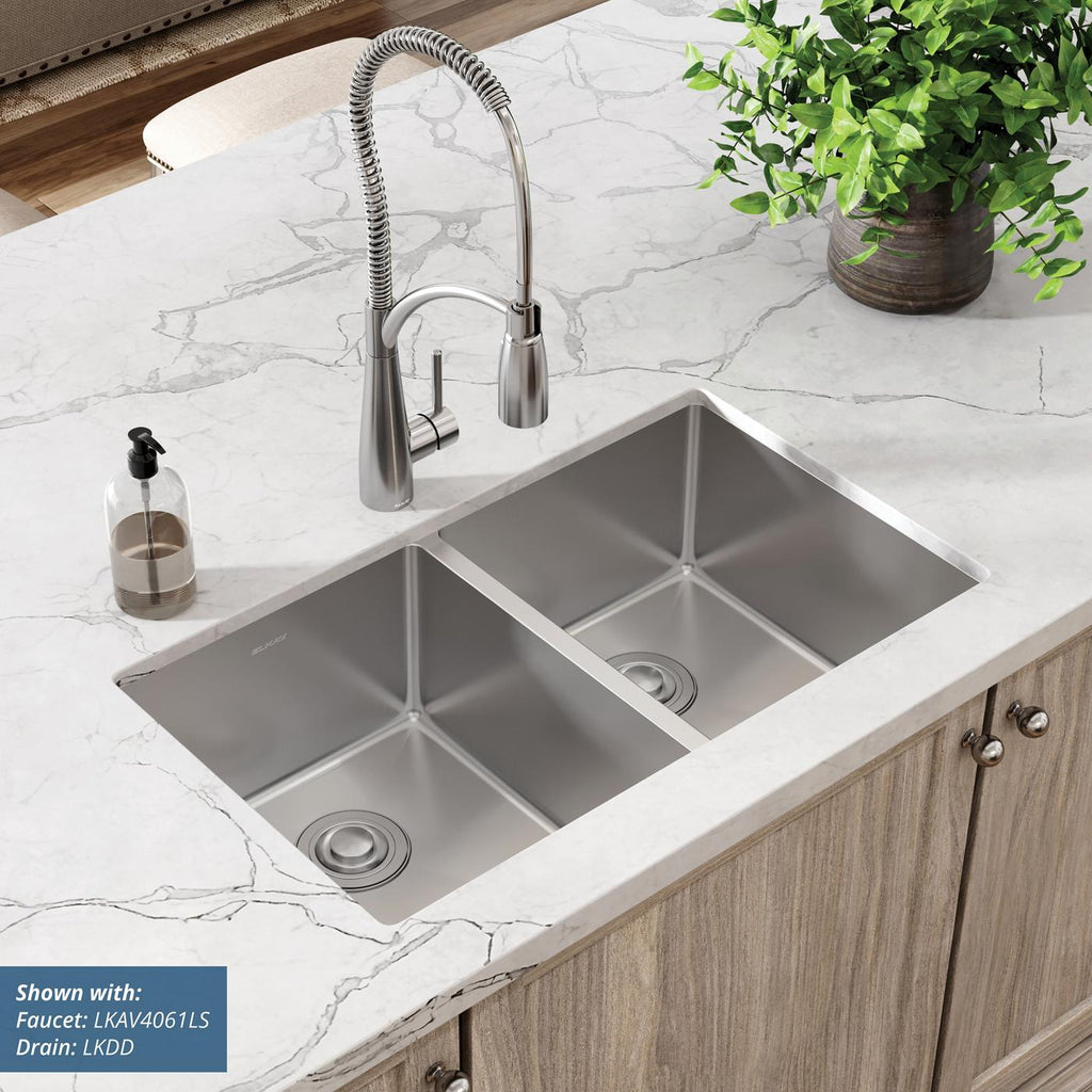 Elkay Tarja Crosstown® Calibre 18 Acero Inoxidable 31-1/2" x 18-1/2" x 9" de Dos Tazones Iguales Bajo Cubierta — ambiente de cocina
