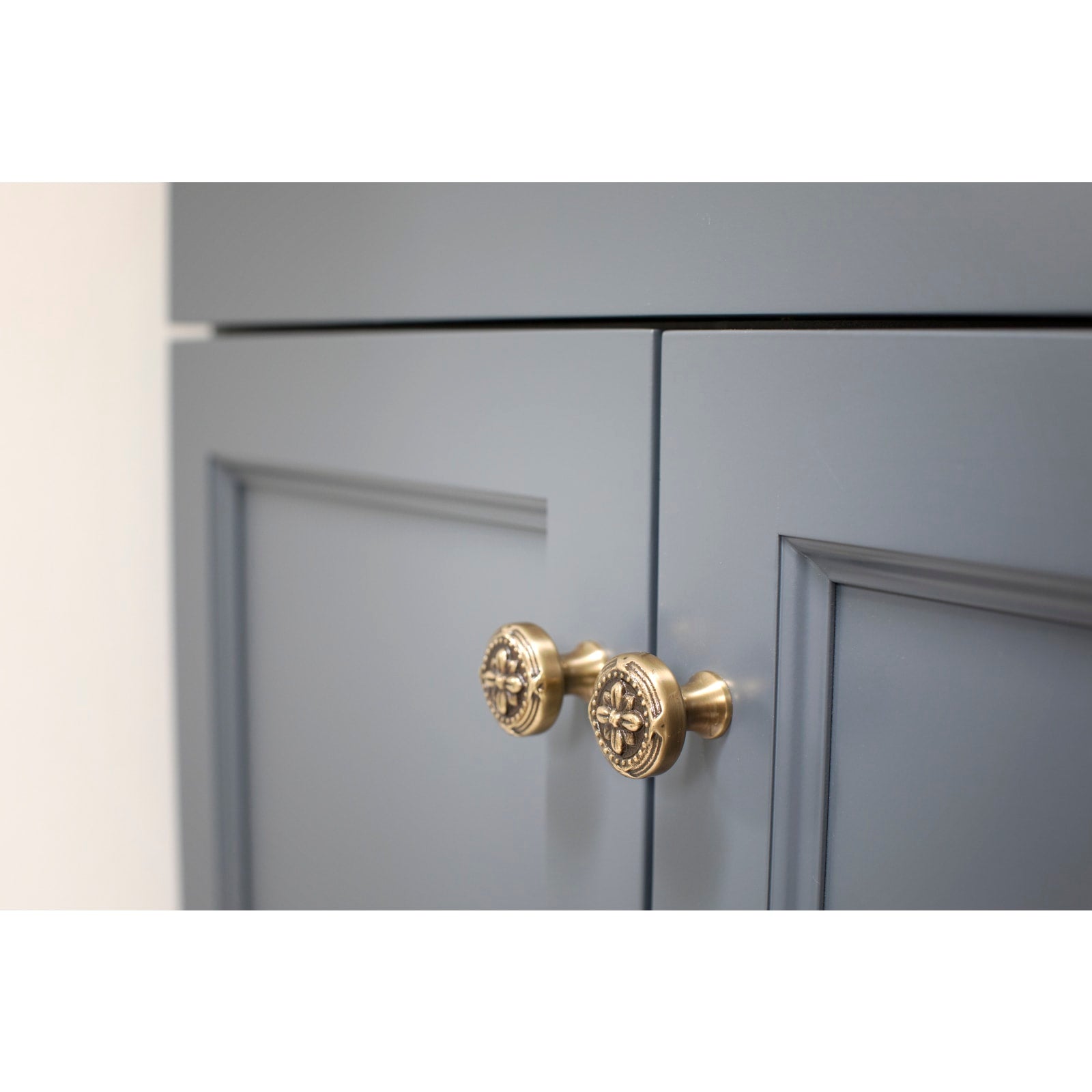 Ribbon and Reed Knob