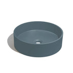 Lavabo de concreto circular en color azul profundo