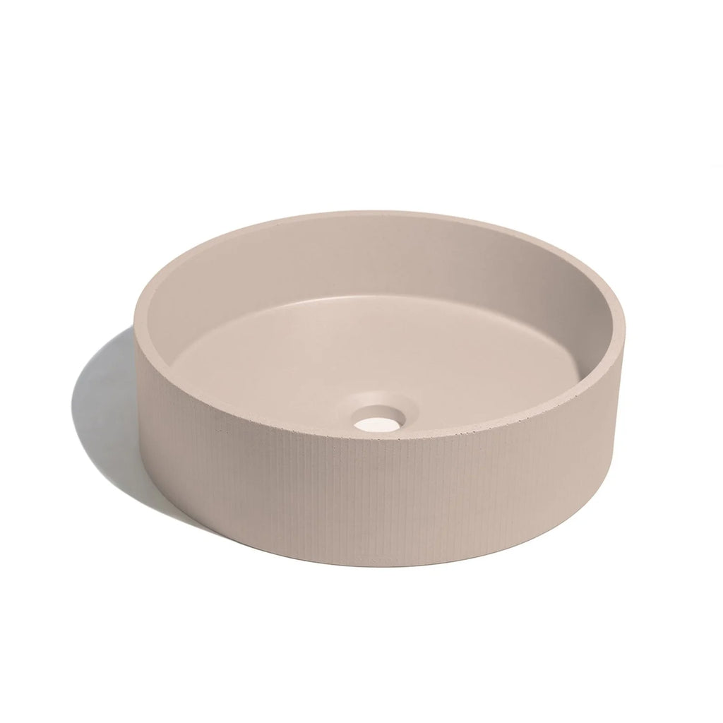 Lavabo de concreto circular en color rosa crudo
