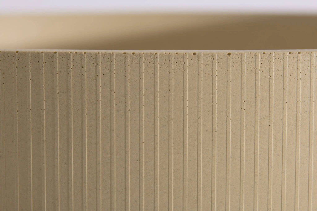 Detalle de textura de franjas verticales en lavabo de concreto