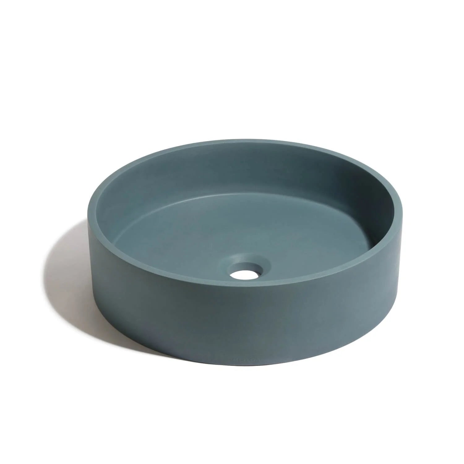 Lavabo de concreto circular marca Mistoa en color azul profundo