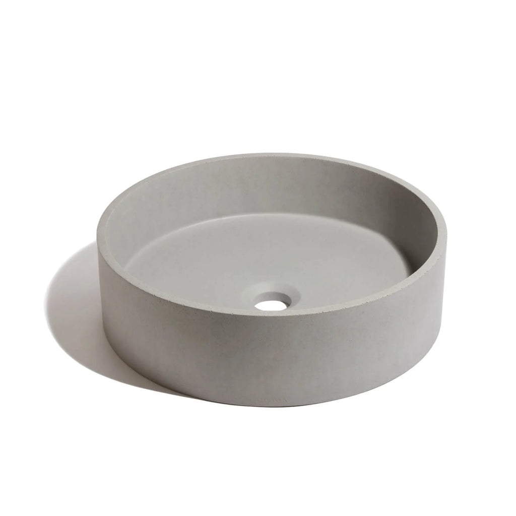 Lavabo de concreto circular marca Mistoa en color gris natural