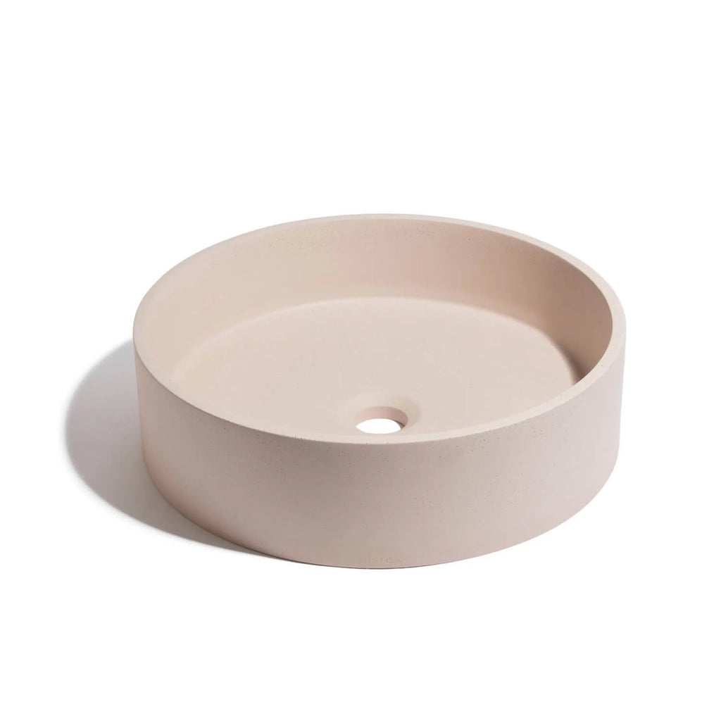Lavabo de concreto circular marca Mistoa en color rosa crudo