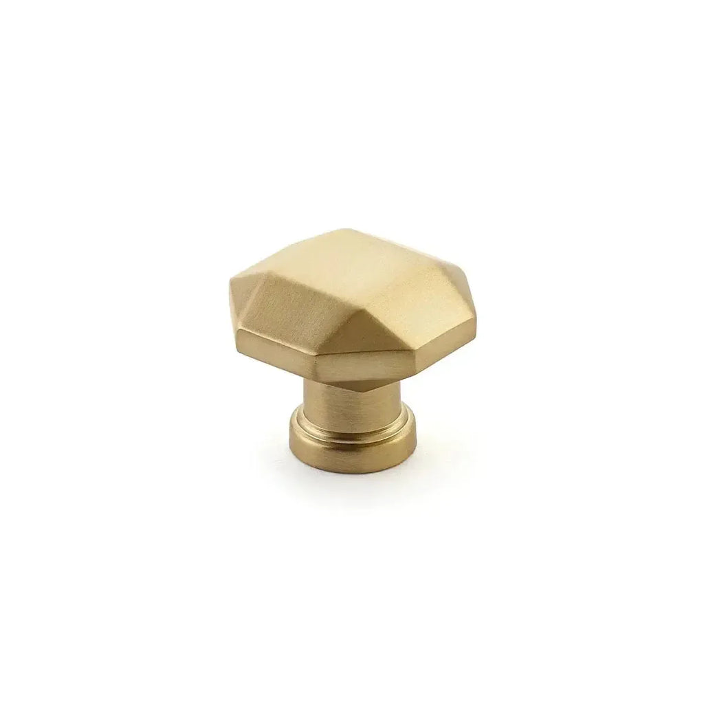 Schaub Perilla Menlo Park Faceted, 1-1/4" — Latón Satinado Signature