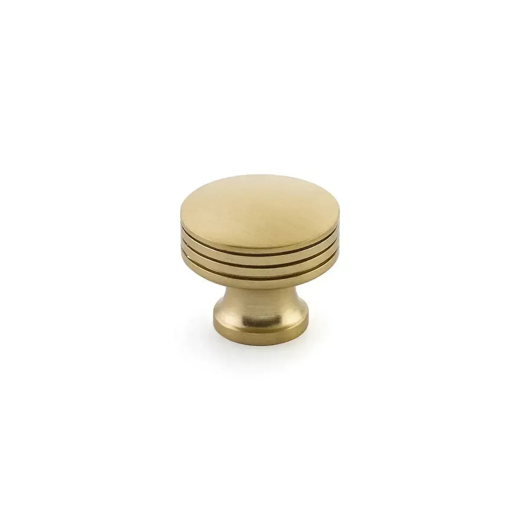 Schaub Perilla Menlo Park Ridged, 1-1/4" — Latón Satinado Signature