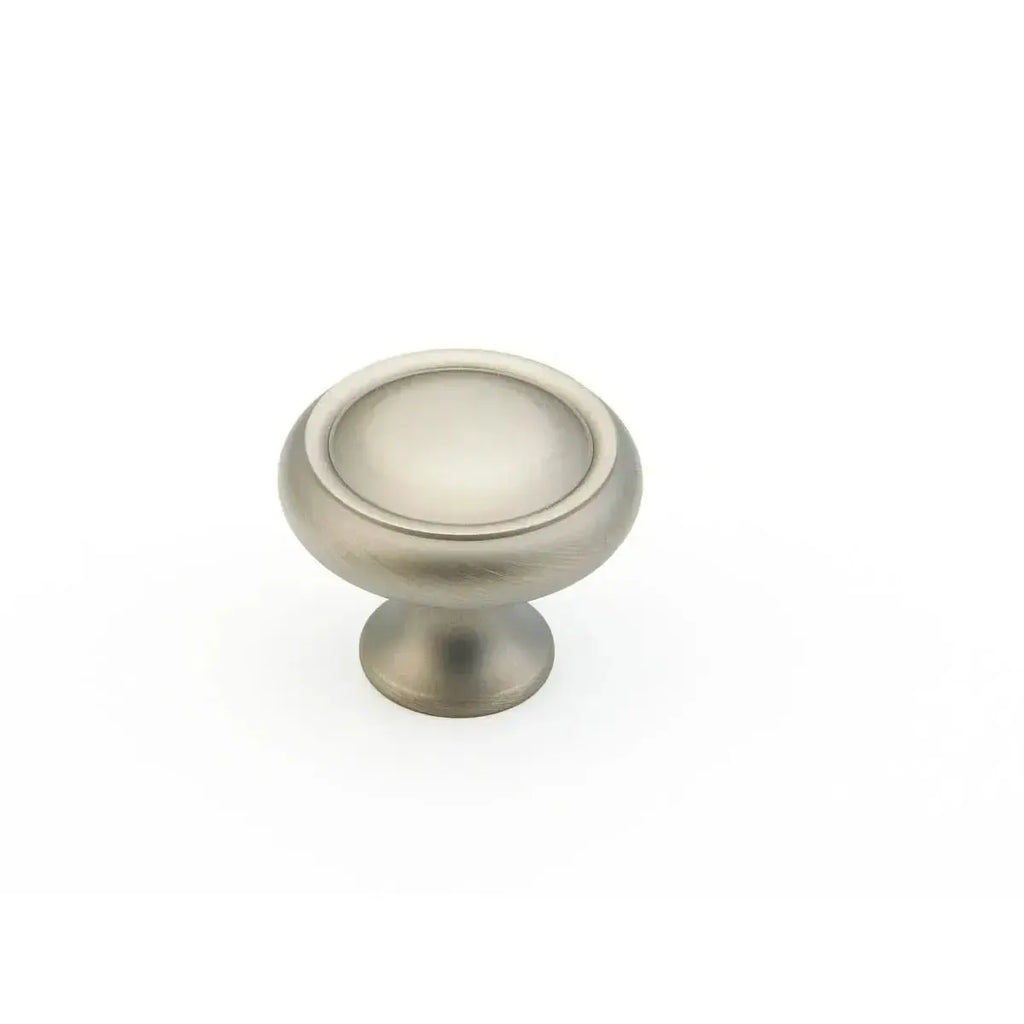 Schaub Perilla Country Rimmed Tradicional Redonda, 1-1/4" diám. — Níquel Antiguo