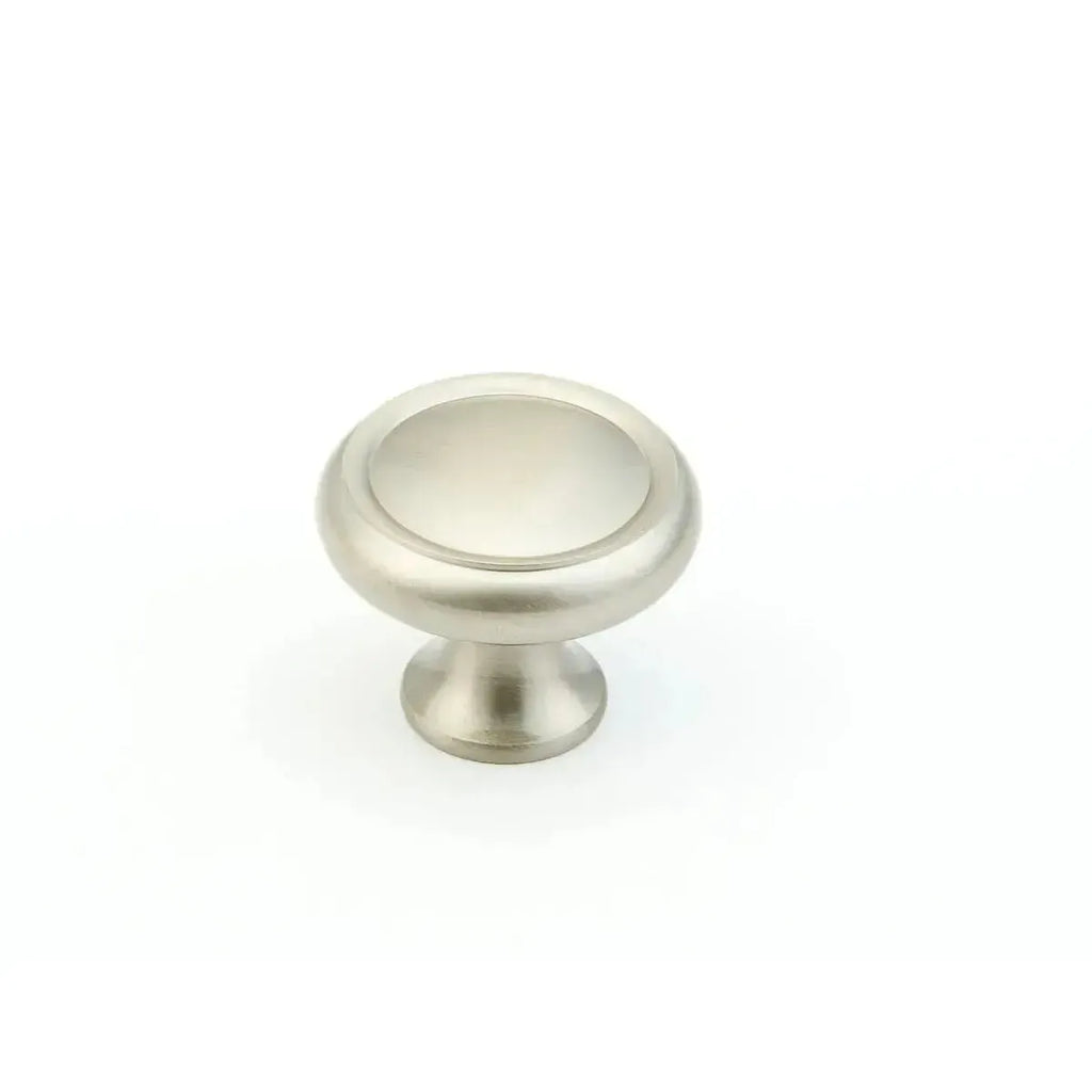 Schaub Perilla Country Rimmed Tradicional Redonda, 1-1/4" diám. — Níquel Satinado