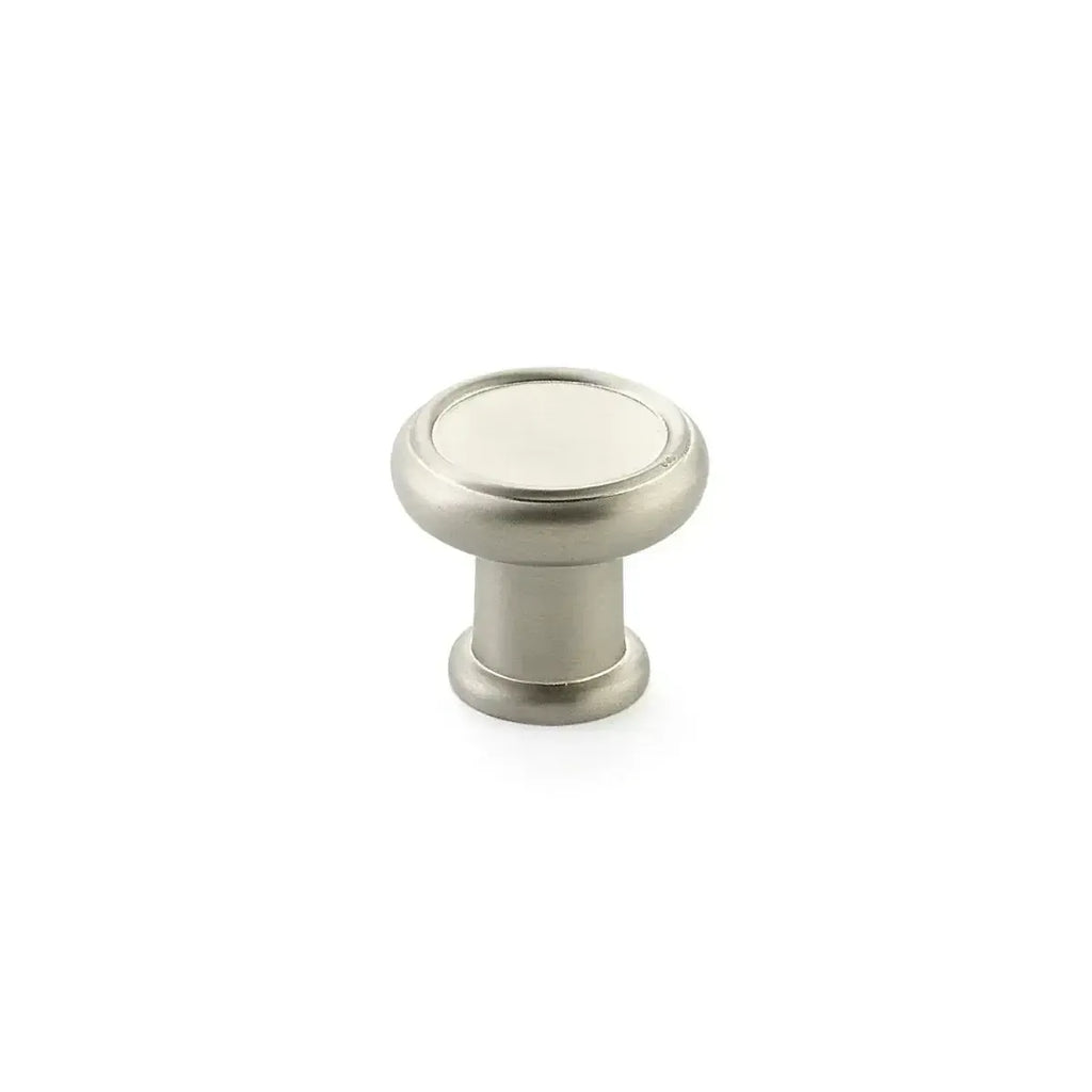 Schaub Perilla Steamworks Redonda, 1-1/4" diám. — Níquel Satinado