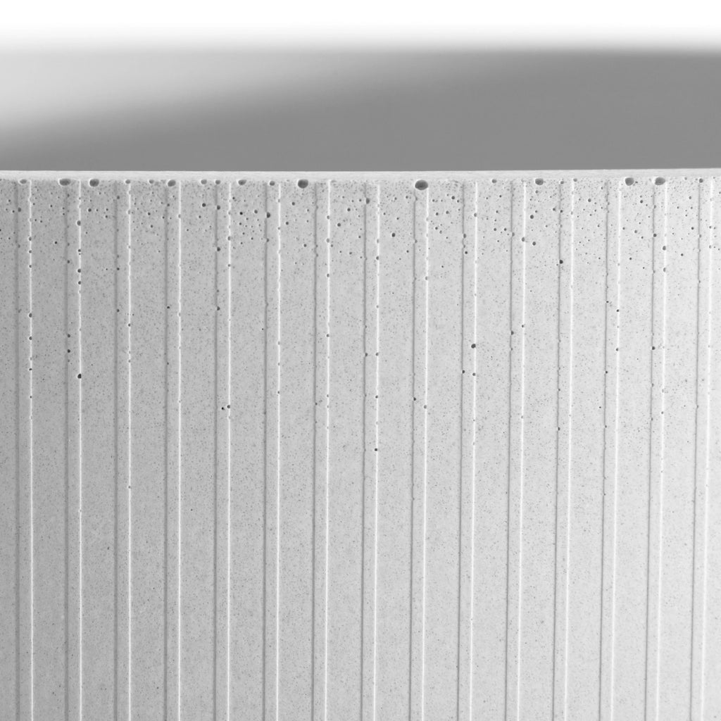 Detalle de textura de franjas verticales en lavabo de concreto