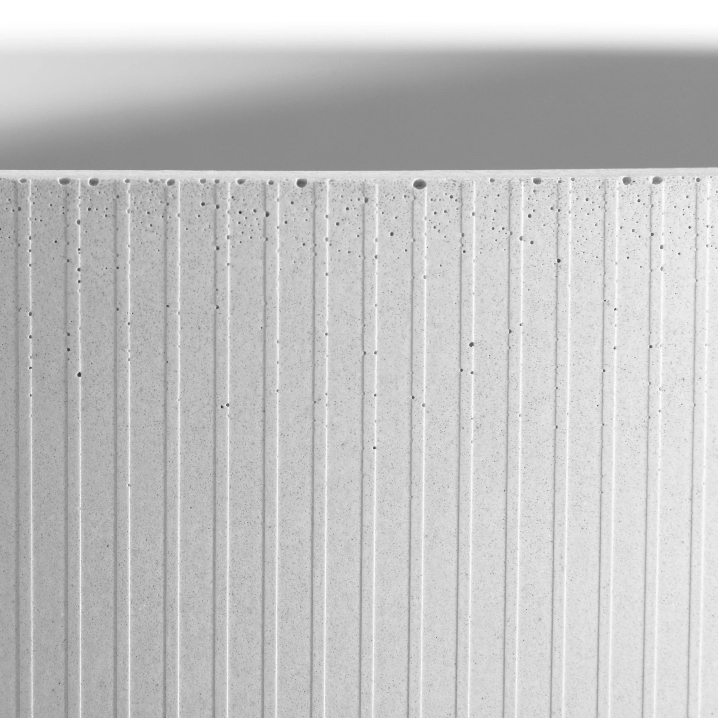 Detalle de textura de franjas verticales en lavabo de concreto