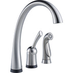 Delta Pilar® Llave de una manija para cocina con rociador y tecnología Touch2O