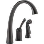 Delta Pilar® Llave de una manija para cocina con rociador y tecnología Touch2O