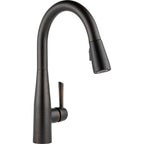 Delta Essa™ Llave de una manija con tubo de salida deslizable para cocina
