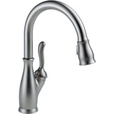 Delta Leland® Llave de una manija con tubo de salida deslizable para cocina
