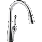 Delta Leland® Llave de una manija con tubo de salida deslizable para cocina