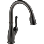 Delta Leland® Llave de una manija con tubo de salida deslizable para cocina