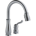 Delta Leland® Llave de una manija con tubo de salida deslizable para cocina