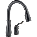 Delta Leland® Llave de una manija con tubo de salida deslizable para cocina