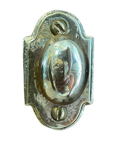 Jaladera de boton ovalado con placa con arcos dorado