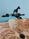 Caballo Erguido Con Cascada