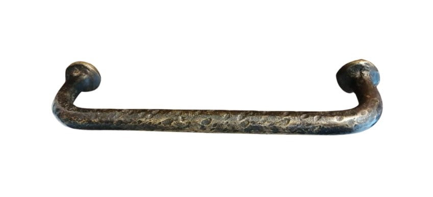 Jaladera de Bronce Martillada con Patitas Circulares