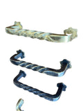 Jaladeras de bronce con relieve y patitas de flor